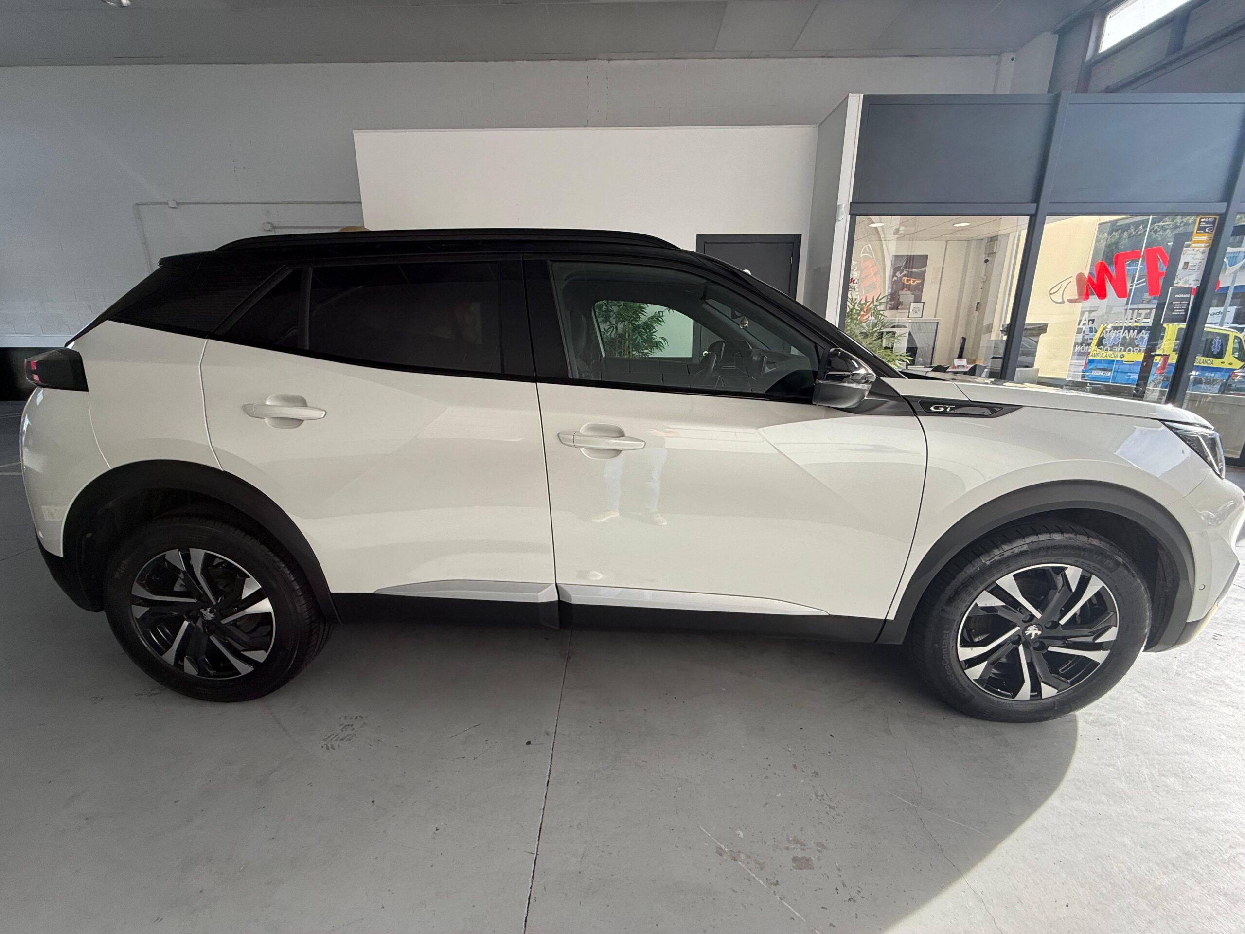 PEUGEOT 2008 GT BlueHdi 130 - Imagen 2