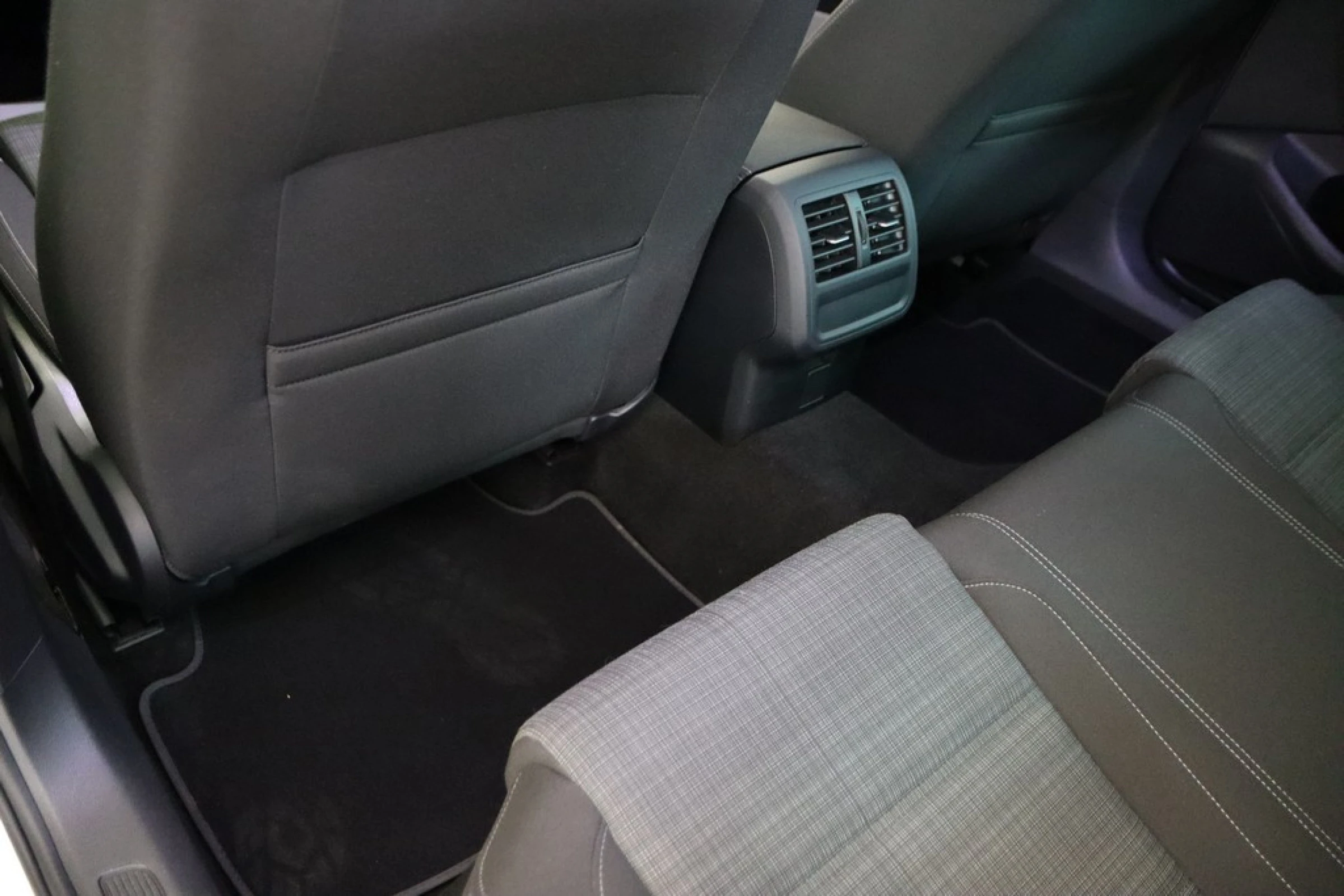 Volkswagen Passat Variant Executive 1.6 TDI 120 CV DSG - Imagen 37